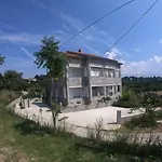 Zekic Family With Large Garden & Private Parking Quiet Area Apartamento Lopar