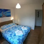 Zekic Family With Large Garden & Private Parking Quiet Area Apartamento