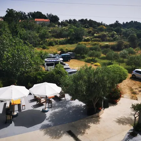 Zekic Family With Large Garden & Private Parking Quiet Area Apartmán *