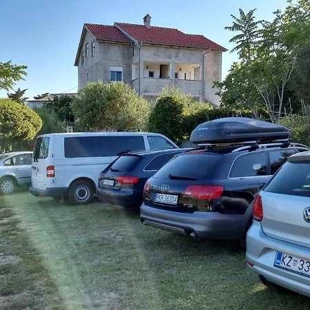 Zekic Family With Large Garden & Private Parking Quiet Area