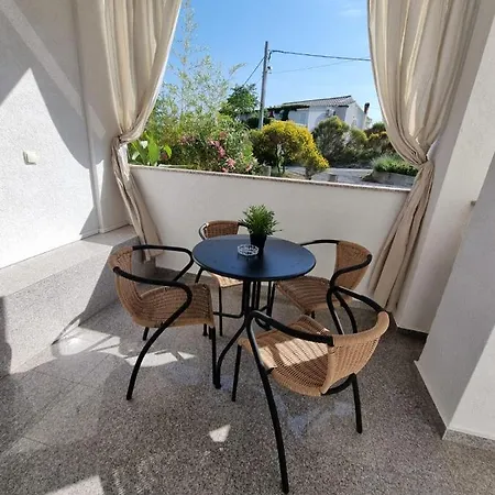 Zekic Family With Large Garden & Private Parking Quiet Area Lopar