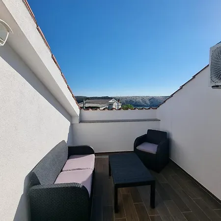 Zekic Family With Large Garden & Private Parking Quiet Area