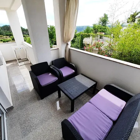 Zekic Family With Large Garden & Private Parking Quiet Area Apartmán Lopar