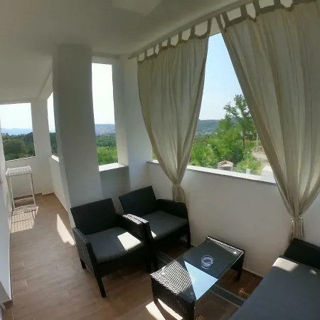 Zekic Family With Large Garden & Private Parking Quiet Area Lopar