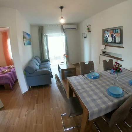 Apartmán Zekic Family With Large Garden & Private Parking Quiet Area