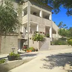 Apartmán Zekic Family With Large Garden & Private Parking Quiet Area