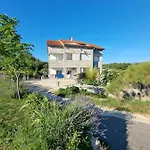 Zekic Family With Large Garden & Private Parking Quiet Area *