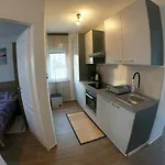 Zekic Family With Large Garden & Private Parking Quiet Area Apartament