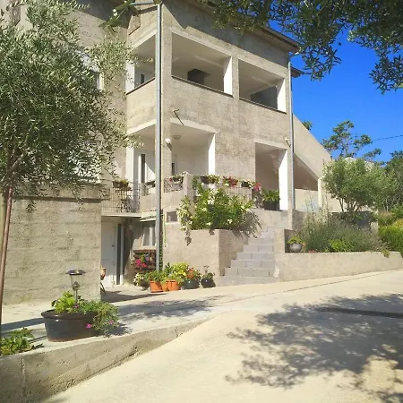 Apartment Zekic Family With Large Garden & Private Parking Quiet Area