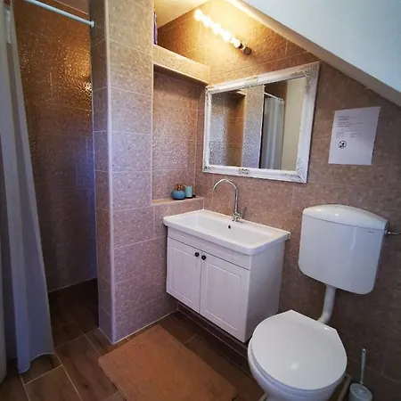 Zekic Family With Large Garden & Private Parking Quiet Area