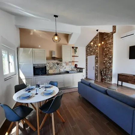 Zekic Family With Large Garden & Private Parking Quiet Area * Lopar