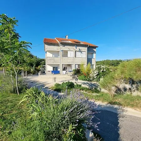 Zekic Family With Large Garden & Private Parking Quiet Area *