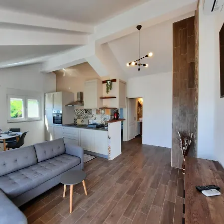 Zekic Family With Large Garden & Private Parking Quiet Area *