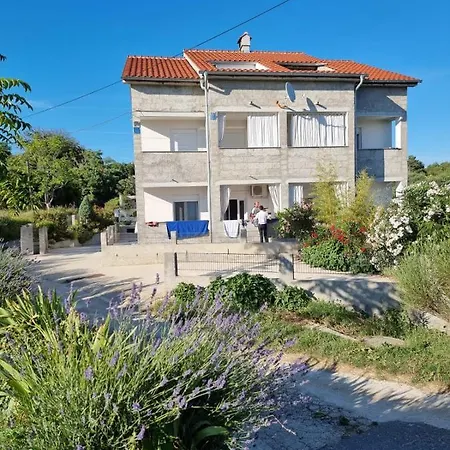 Apartment Zekic Family With Large Garden & Private Parking Quiet Area *