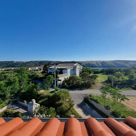 Zekic Family With Large Garden & Private Parking Quiet Area Apartment Lopar