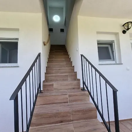 Zekic Family With Large Garden & Private Parking Quiet Area * Lopar