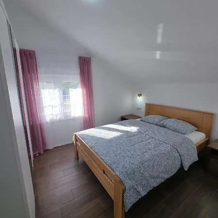 Apartment Zekic Family With Large Garden & Private Parking Quiet Area Lopar