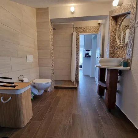 Zekic Family With Large Garden & Private Parking Quiet Area Lopar