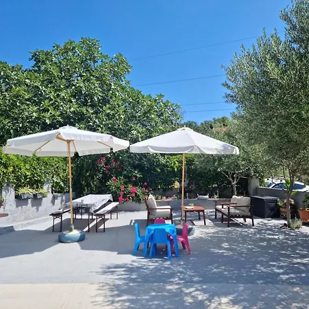 Apartmán Zekic Family With Large Garden & Private Parking Quiet Area Lopar