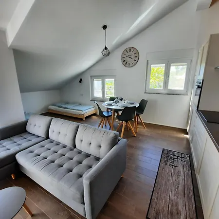 Apartment Zekic Family With Large Garden & Private Parking Quiet Area *