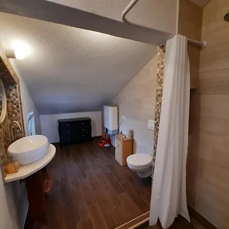 Zekic Family With Large Garden & Private Parking Quiet Area 아파트 *
