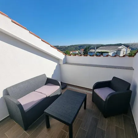 Lägenhet Zekic Family With Large Garden & Private Parking Quiet Area *