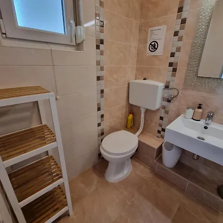Zekic Family With Large Garden & Private Parking Quiet Area Lopar