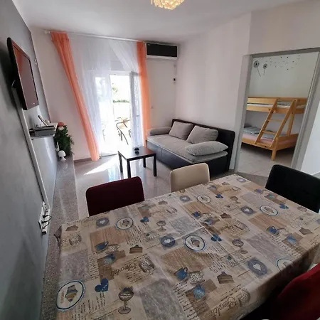 아파트 Zekic Family With Large Garden & Private Parking Quiet Area *