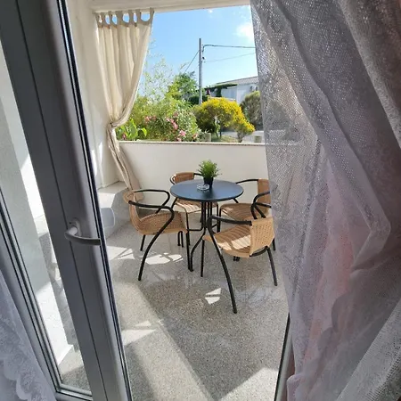 شقة Zekic Family With Large Garden & Private Parking Quiet Area