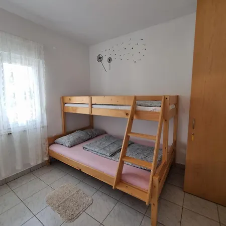 Zekic Family With Large Garden & Private Parking Quiet Area Lägenhet *