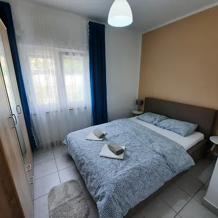 Zekic Family With Large Garden & Private Parking Quiet Area Apartment *