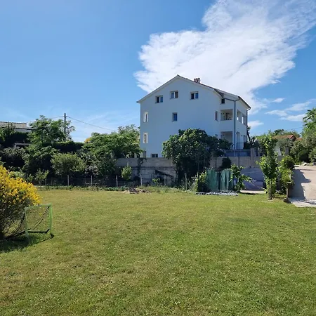 Lägenhet Zekic Family With Large Garden & Private Parking Quiet Area