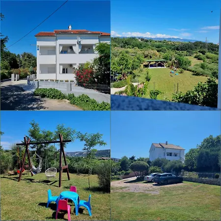 Zekic Family With Large Garden & Private Parking Quiet Area Lägenhet