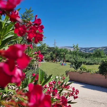 Zekic Family With Large Garden & Private Parking Quiet Area * 로파르