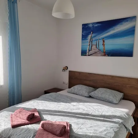 Zekic Family With Large Garden & Private Parking Quiet Area * 로파르