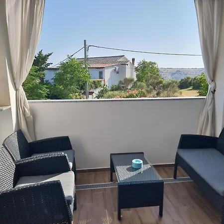 Lägenhet Zekic Family With Large Garden & Private Parking Quiet Area