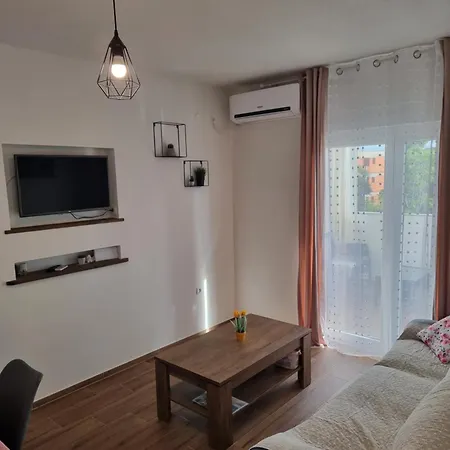 Lägenhet Zekic Family With Large Garden & Private Parking Quiet Area *