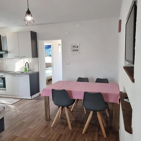 Zekic Family With Large Garden & Private Parking Quiet Area 아파트 로파르