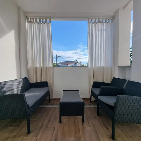 Zekic Family With Large Garden & Private Parking Quiet Area Lägenhet *