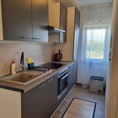 아파트 Zekic Family With Large Garden & Private Parking Quiet Area 로파르