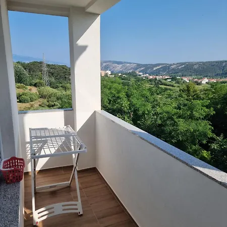 Zekic Family With Large Garden & Private Parking Quiet Area * 로파르