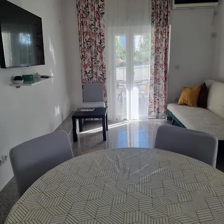 Zekic Family With Large Garden & Private Parking Quiet Area 아파트 *