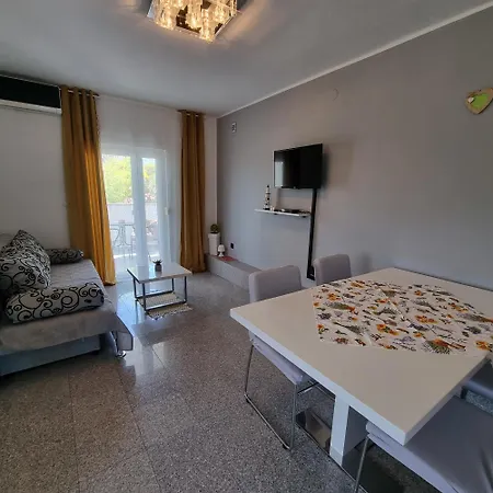 Zekic Family With Large Garden & Private Parking Quiet Area