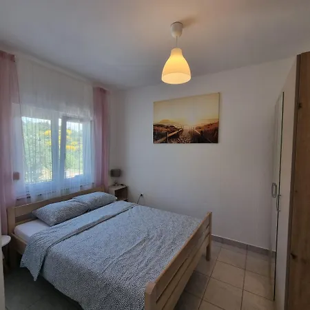 Zekic Family With Large Garden & Private Parking Quiet Area Lägenhet *