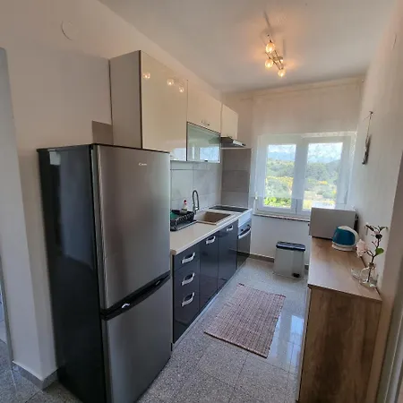 아파트 Zekic Family With Large Garden & Private Parking Quiet Area 로파르