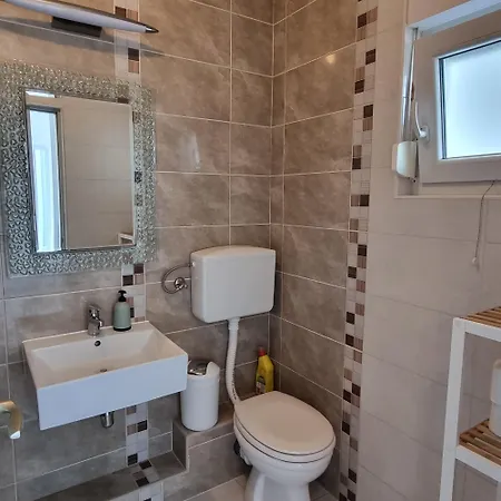 Zekic Family With Large Garden & Private Parking Quiet Area 로파르