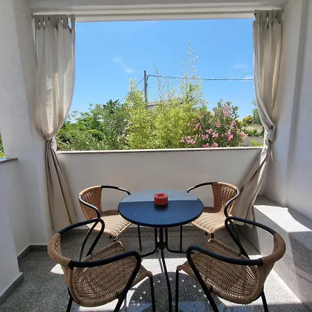 아파트 Zekic Family With Large Garden & Private Parking Quiet Area