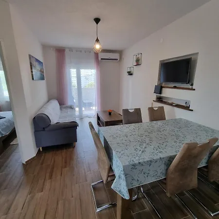 Zekic Family With Large Garden & Private Parking Quiet Area Lägenhet *