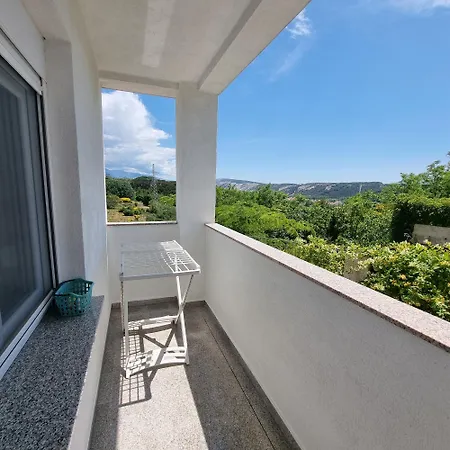 Zekic Family With Large Garden & Private Parking Quiet Area 아파트 로파르