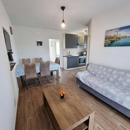 아파트 Zekic Family With Large Garden & Private Parking Quiet Area 로파르